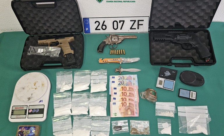 gnr-detem-quatro-pessoas-por-trafico-de-estupefacientes-e-posse-de-arma-proibida-em-alcobaca