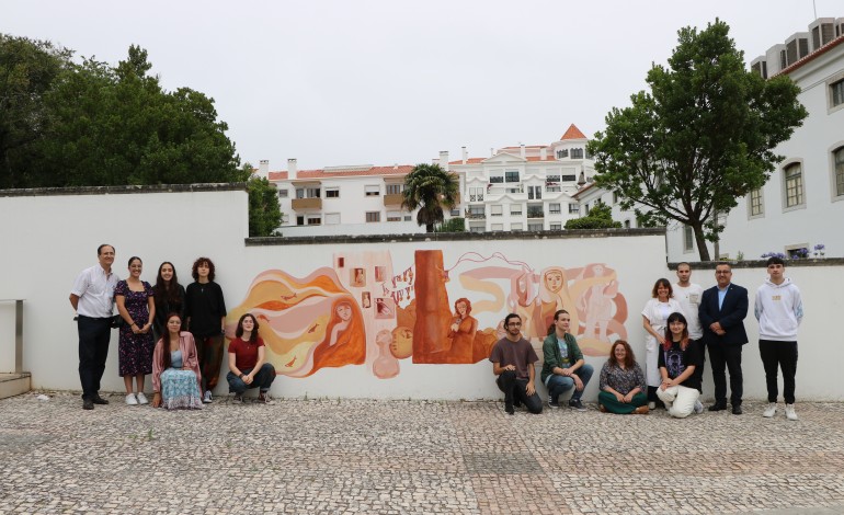 Mural encontra-se num dos muros da Mata Municipal do Bombarral