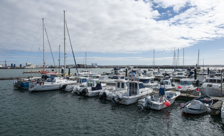 tres-pessoas-resgatadas-de-embarcacao-de-recreio-ao-largo-de-peniche