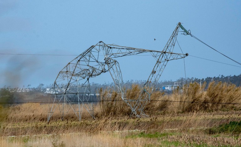 e-redes-admite-que-a-reposicao-total-de-energia-demore-ate-ao-final-de-fevereiro