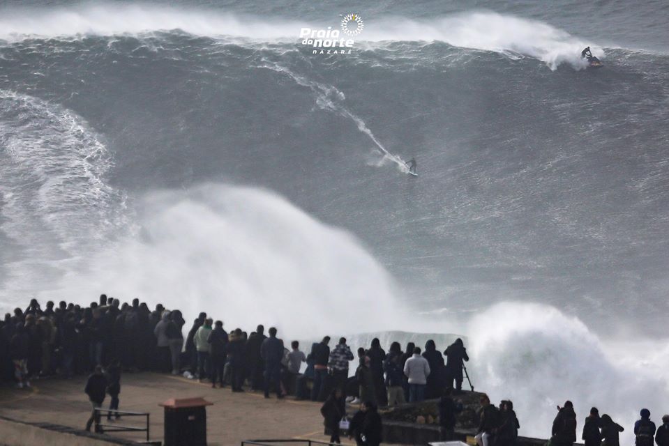 As imagens sempre incríveis de um dia de ondas grandes na Nazaré