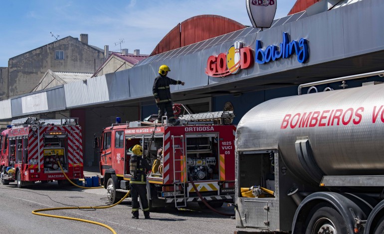 incendio-provoca-danos-num-espaco-para-a-pratica-de-bowling-em-leiria