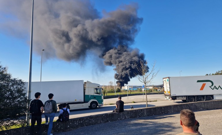 incendio-em-empresa-de-placas-de-revestimento-em-pombal-circunscrito-a-armazem