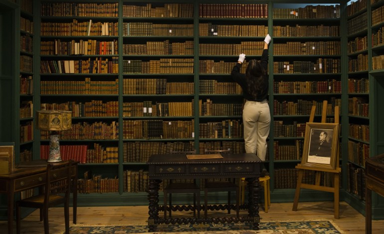 Milhares de volumes estão dispostos como no antigo escritório do poeta