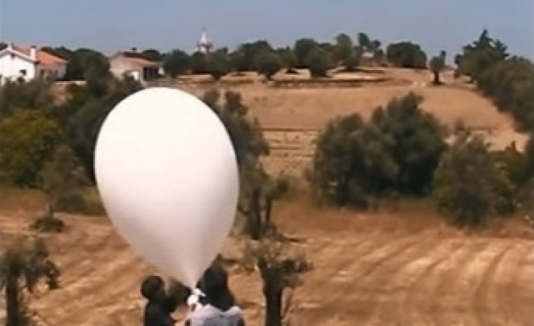 Só na segunda tentativa, o lançamento a partir de Cem Soldos permitiu chegar ao objectivo: o recorte do planeta na imensa escuridão