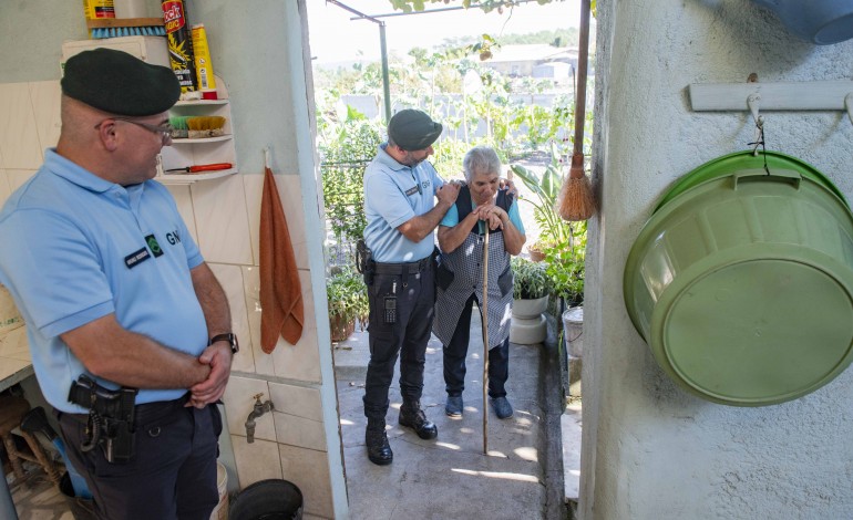 Os militares da GNR levam segurança, mas também uma palavra amiga a quem passa demasiado tempo sozinho