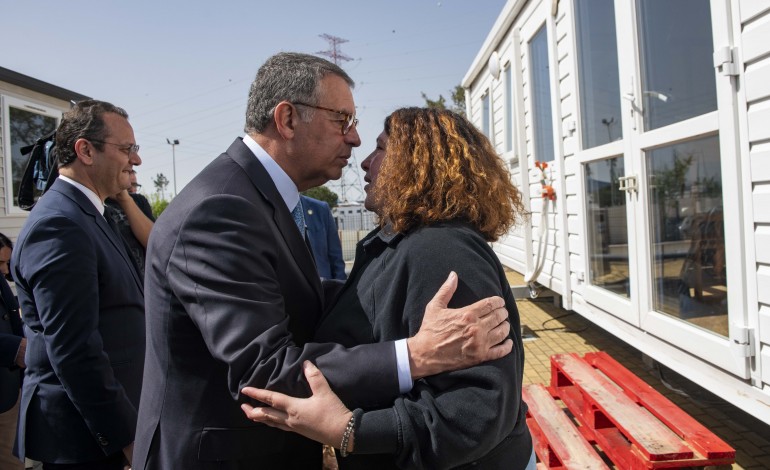 O Presidente da República visitou habitantes dos monoblocos que estão a viver nos Pousos, de onde saiu para reunir com empresários, em Leiria. Seguro foi recebido por uma multidão na Praia da Vieira e visitou a Empresa Industrial da Borracha, na Marinha Grande