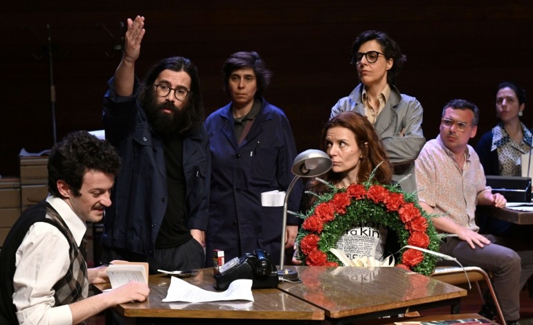 jornalistas-em-palco-e-o-teatro-a-debater-o-futuro-do-jornalismo