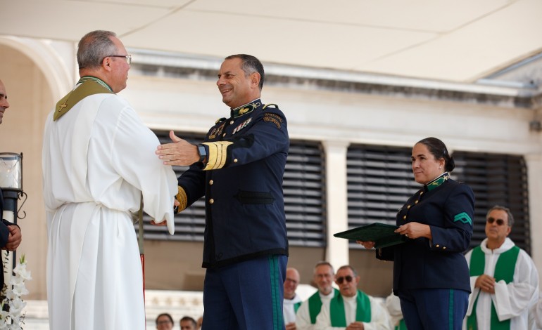 gnr-condecora-santuario-de-fatima-com-a-medalha-d-nuno-alvares-pereira