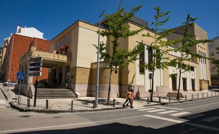 cineteatro-de-alcobaca-reabriu-ha-20-anos-e-ha-festa-com-pedro-tochas