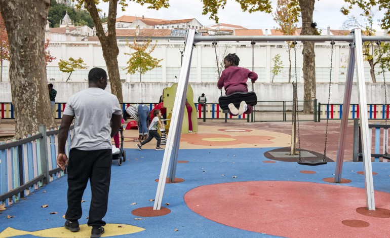 A vida no Parque do Avião acorda a diferentes velocidades, com as famílias a darem lugar aos grupos de desporto colectivo