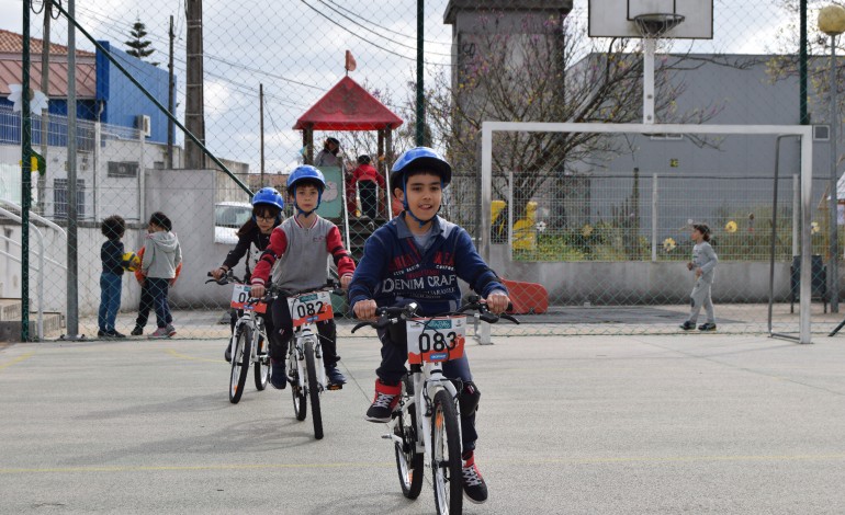 Vasco  Bernardo, Mateus Coelho e Francesca  Fonseca  contam que estão a adorar as novas aulas de bicicleta na escola