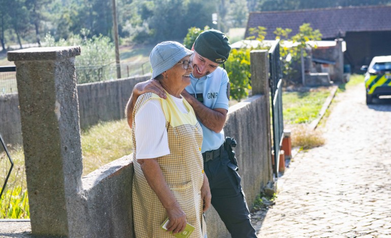 Os militares da GNR levam segurança, mas também uma palavra amiga a quem passa demasiado tempo sozinho
