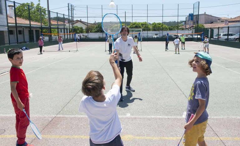 de-volante-e-raquete-nas-maos-criancas-aprendem-badminton-entre-brincadeiras