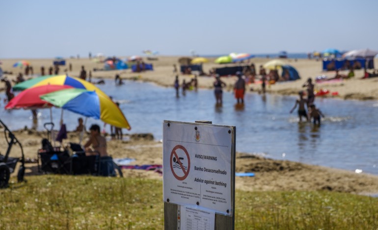 Na nossa costa, são vários os locais onde os turistas frequentemente ignoram advertências sobre perigos