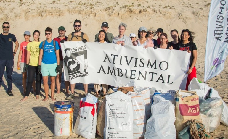 em-duas-horas-voluntarios-retiraram-112-quilos-de-lixo-da-praia-do-samouco