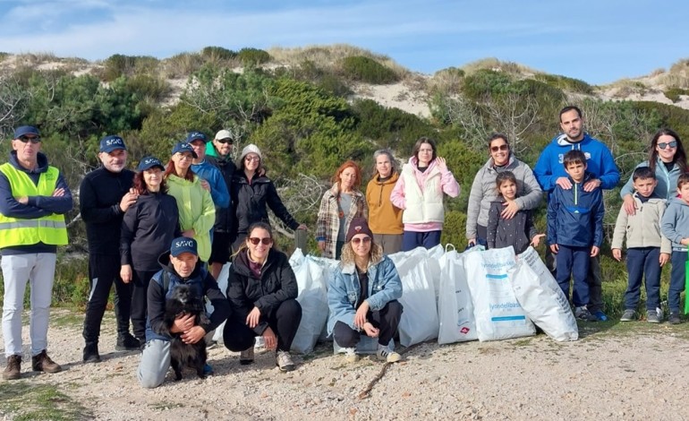 em-hora-e-meia-voluntarios-retiraram-115-quilos-de-lixo-da-praia-do-samouco