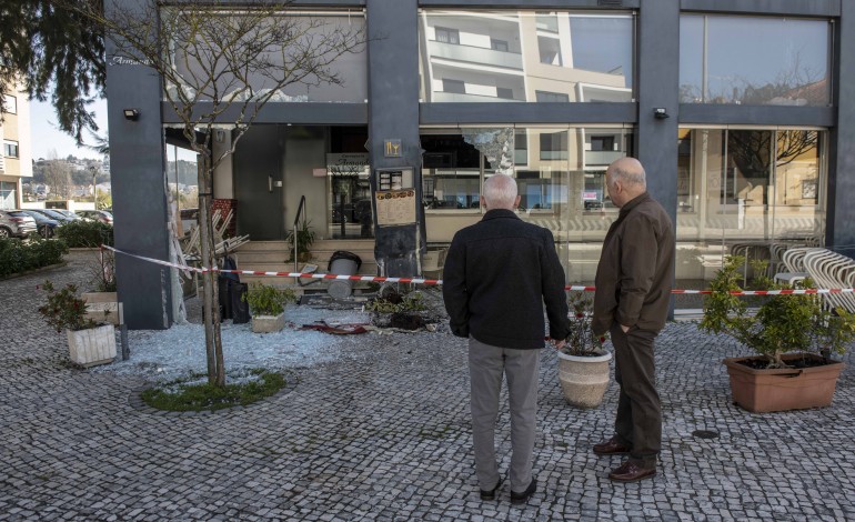 despiste-provoca-estragos-na-cervejaria-armando-em-leiria