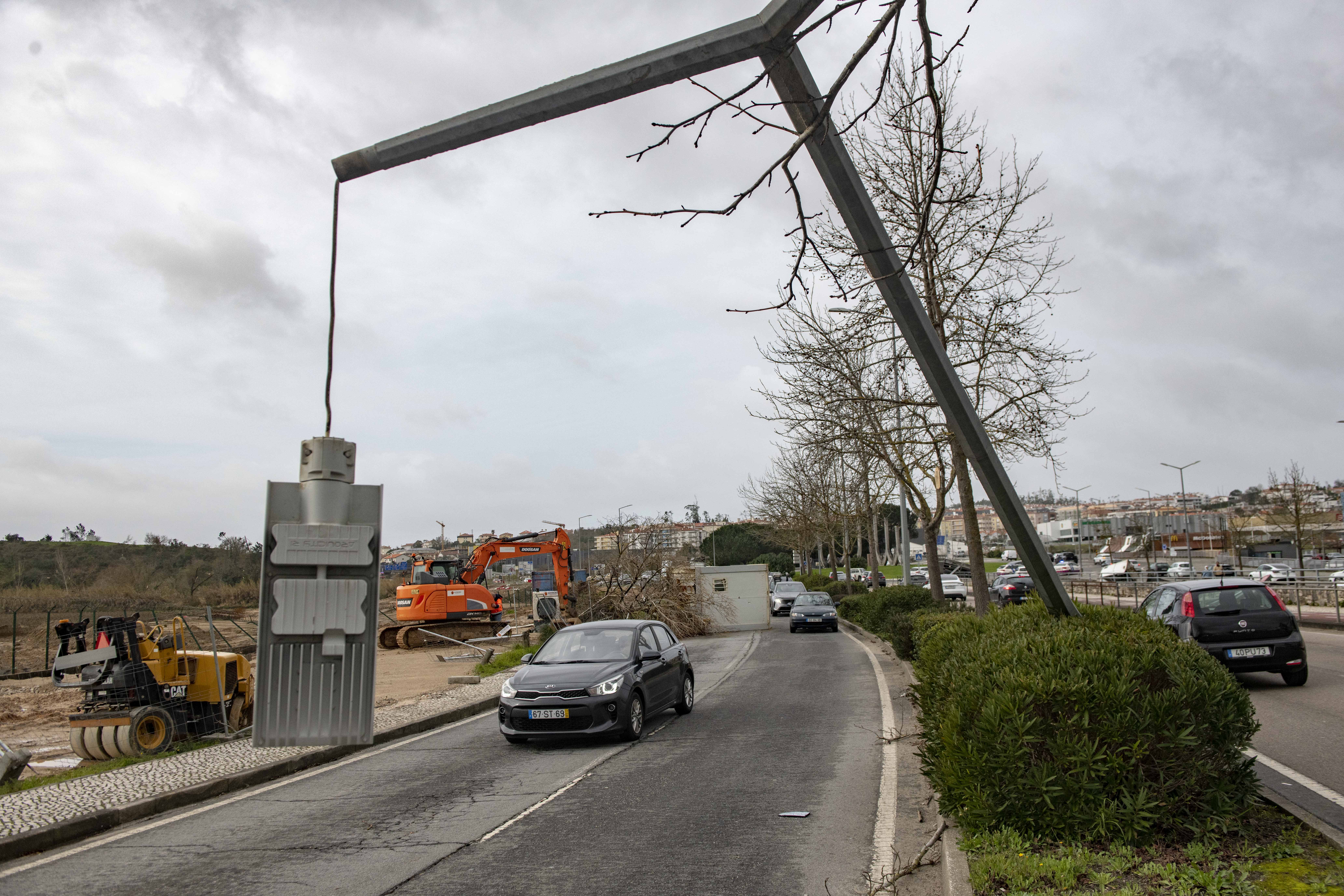 Caos e destruição à passagem da Kristin pela região  Os prejuízos da passagem da depressão Kristin são incalculáveis e a cidade de Leiria poderá demorar um ano a recuperar do “cenário dantesco”, como apelidou Gonçalo Lopes. O presidente da Câmara de Leiria enumerou “danos materiais, sobretudo de fábricas, que ficaram sem coberturas”, “centenas de casas sem coberturas e fachadas, empresas, que tinham acabado de fazer obras e um jardim de infância que desapareceu na Coucinheira, em Amor”. Foram ainda registados estragos nas obras nas escolas D. Dinis e Afonso Lopes Vieira, que têm financiamento do Plano de Recuperação e Resiliência, “onde os andaimes caíram, as coberturas desapareceram e, portanto, em cima de obra” terá de ser realizada nova obra. O terminal rodoviário desabou e terá de mudar de lugar para o estacionamento junto ao Estádio de Leiria, onde também será erguido um centro de logística. Além destes estragos, o autarca sublinhou que a “recuperação da normalidade, irá demorar muitos dias”, advertindo que o “plano de recuperação irá demorar mais de um ano até ser reposta toda a normalidade”.  “Temos de facto um cenário desolador”, desabafou Gonçalo Lopes. Com a voz embargada, Paulo Vicente sublinhou que a Marinha Grande enfrenta um cenário de caos, referindo danos em casas e empresas, encontrando-se sem electricidade, comunicações ou água. “Está um caos, não há memória, nunca houve no concelho da Marinha Grande uma destruição tão grande como esta”, afirmou aos jornalistas, adiantando que “o concelho está isolado do mundo”. “Não temos comunicações, não temos electricidade, não temos água”, acrescentando que os restaurantes e apoios de praia desapareceram na Vieira de Leiria.