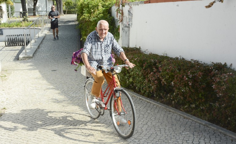 António Carvalho nunca teve carro ou motorizada. A bicicleta foi sempre o seu meio de transporte, usando, quando chove, o autocarro