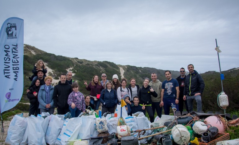 voluntarios-retiram-mais-de-300-quilos-de-lixo-da-praia-do-samouco