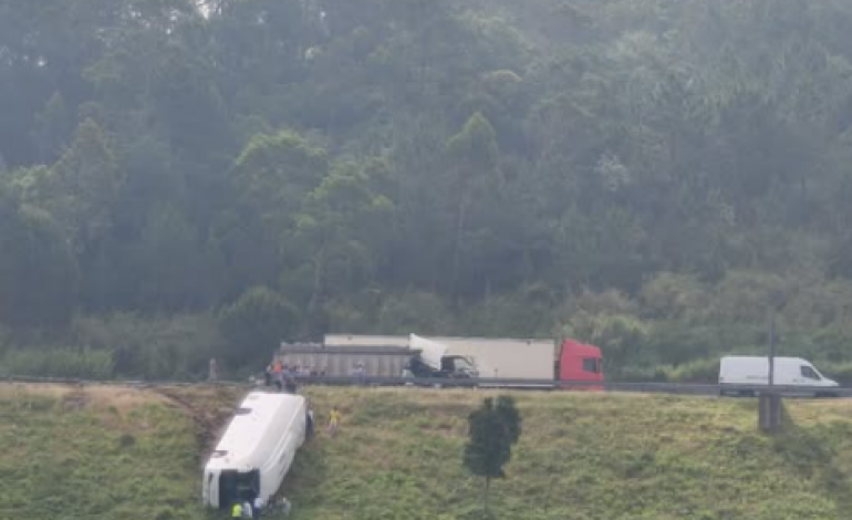 sete-feridos-leves-em-colisao-que-envolveu-autocarro-e-camiao-na-a8