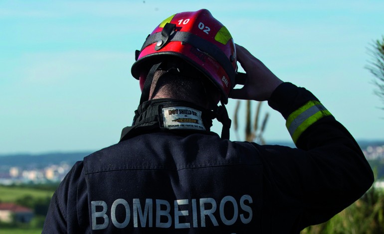 bombeiros-da-benedita-entregam-capacetes-em-protesto-contra-a-direccao