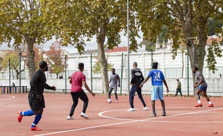 A vida no Parque do Avião acorda a diferentes velocidades, com as famílias a darem lugar aos grupos de desporto colectivo