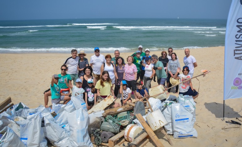 voluntarios-recolhem-290-quilos-de-lixo-na-praia-do-vigao-no-pedrogao