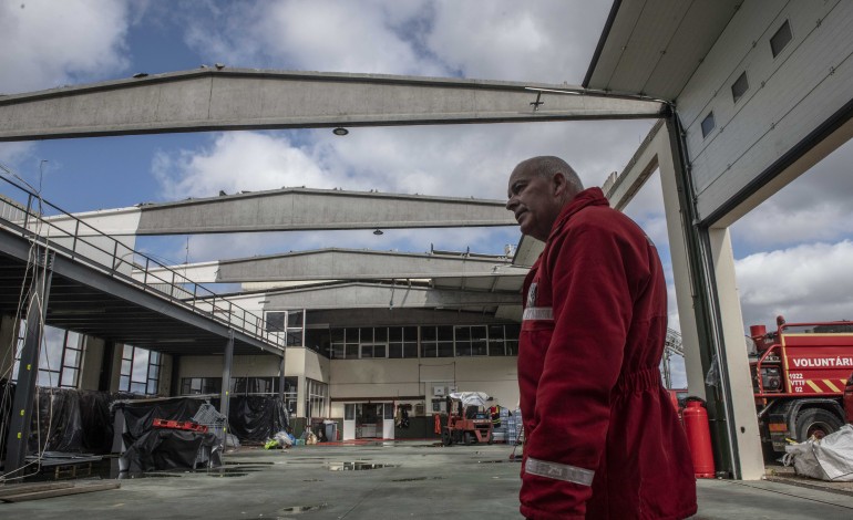 Os ventos ciclónicos levaram o telhado do quartel dos Bombeiros Voluntários de Leiria. A sala onde eram visionadas as câmaras de vigilância da PSP ficou inoperacional