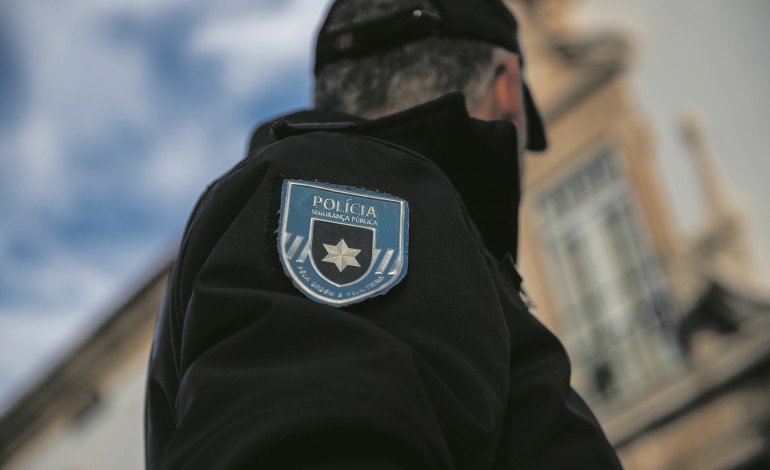 homem-agrediu-a-sua-mae-e-estendeu-ameacas-aos-policias-em-peniche