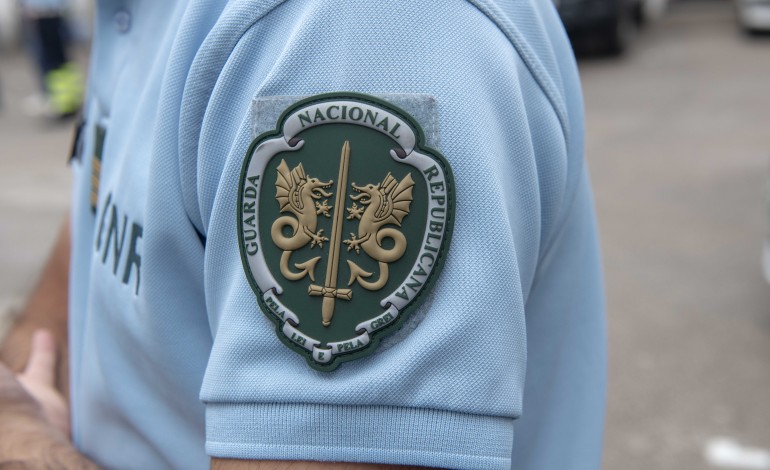 dois-militares-sofrem-ferimentos-ligeiros-em-capotamento-em-valado-dos-frades