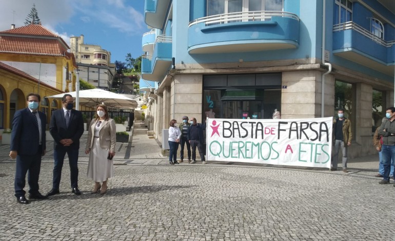 faixas-de-protesto-a-porta-de-reuniao-com-governo-sobre-poluicao-na-bacia-do-lis